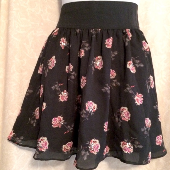 Forever 21 Dresses & Skirts - ⬇️$15 EUC I Love H81 Sequined Skater Skirt🌹